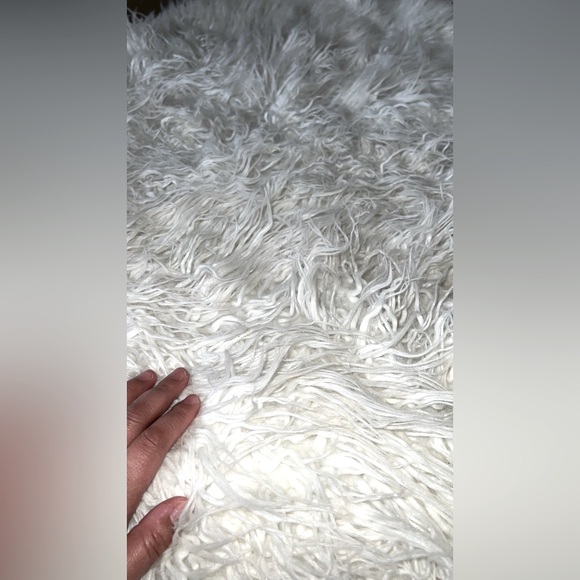 Luxurious White Faux Fur Throw Blanket 48.5x60 - Picture 2 of 5